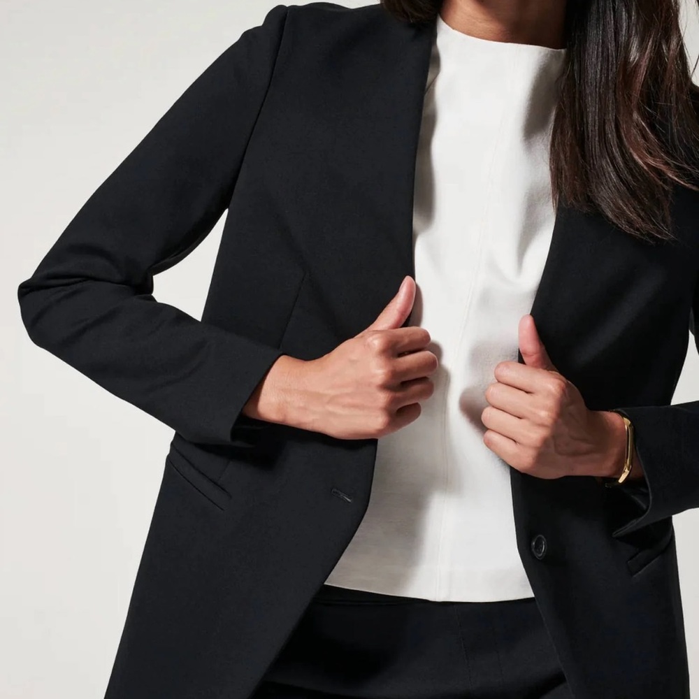 The Perfect Oversized Blazer
Classic Black / L - Picture 3 of 8